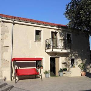 Prekrasna kamena vila s bazenom