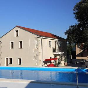 Prekrasna kamena vila s bazenom