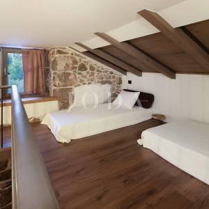 Prekrasna kamena vila s bazenom