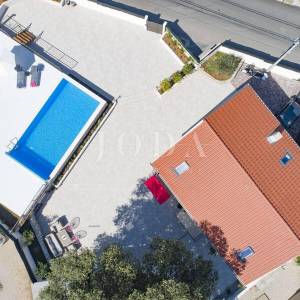 Prekrasna kamena vila s bazenom