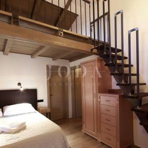Prekrasna kamena vila s bazenom