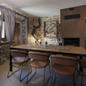 Prekrasna kamena vila s bazenom