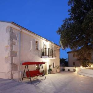 Prekrasna kamena vila s bazenom