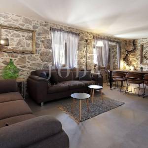 Prekrasna kamena vila s bazenom