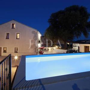 Prekrasna kamena vila s bazenom