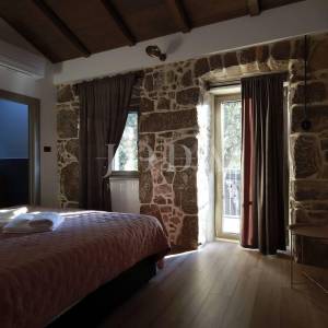 Prekrasna kamena vila s bazenom