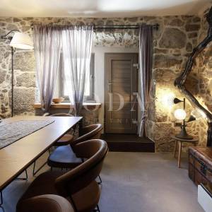 Prekrasna kamena vila s bazenom