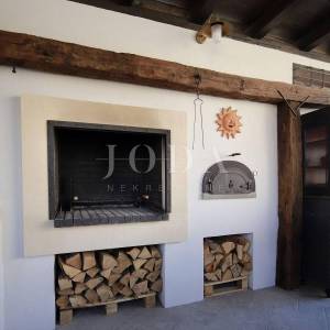 Prekrasna kamena vila s bazenom