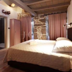 Prekrasna kamena vila s bazenom