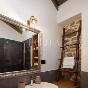Prekrasna kamena vila s bazenom