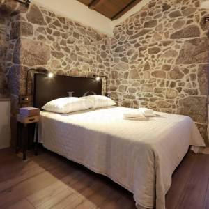 Prekrasna kamena vila s bazenom