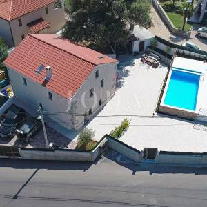 Prekrasna kamena vila s bazenom