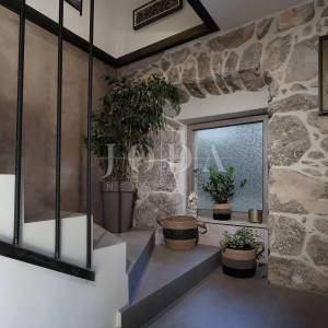 Prekrasna kamena vila s bazenom