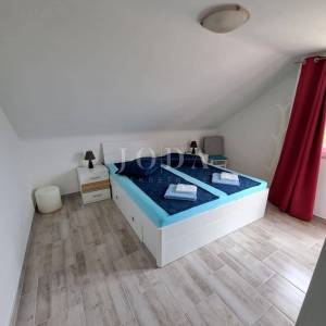 Prekrasna kuća s 4 stambene jedinice, Vrbnik