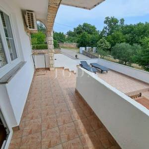 Prekrasna kuća s 4 stambene jedinice, Vrbnik