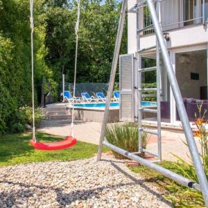 Prekrasna kuća s dvije stambene jedinice i bazenom