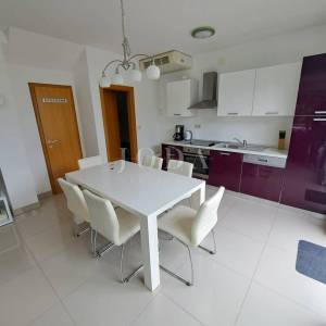 Prekrasna kuća s dvije stambene jedinice i bazenom