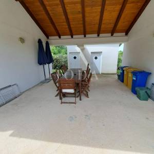 Prekrasna kuća s dvije stambene jedinice i bazenom