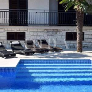 Prekrasna samostojeća kuća s bazenom, Malinska - otok Krk
