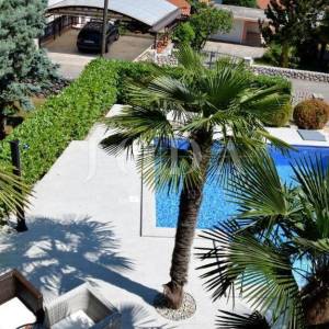 Prekrasna samostojeća kuća s bazenom, Malinska - otok Krk
