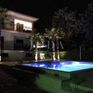 Prekrasna samostojeća kuća s bazenom, Malinska - otok Krk