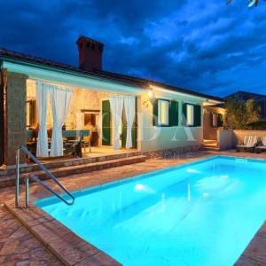 Prekrasna vila s grijanim bazenom,saunom i jacuzzijem,ROVINJ okolica
