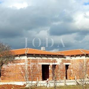 Prekrasno imanje 14.050m2 sa novoizgrađenom prizemnicom i dozvolom za još jednu kuću,Barban okolica