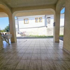 Prilika! Kuća s tri stana blizu Malinske, otok Krk