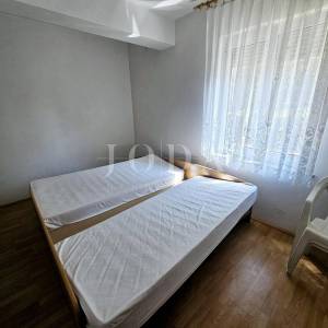 Prilika! Kuća s tri stana blizu Malinske, otok Krk