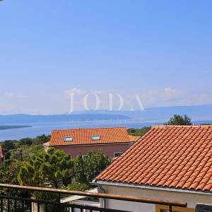 Prilika! Kuća s tri stana blizu Malinske, otok Krk