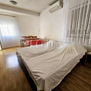 Prilika! Kuća s tri stana blizu Malinske, otok Krk