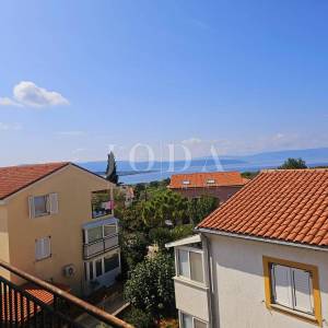 Prilika! Kuća s tri stana blizu Malinske, otok Krk
