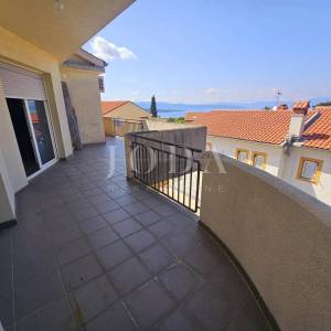 Prilika! Kuća s tri stana blizu Malinske, otok Krk
