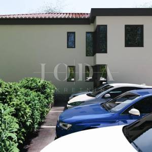 Prizemni stan s parkingom 150m od mora