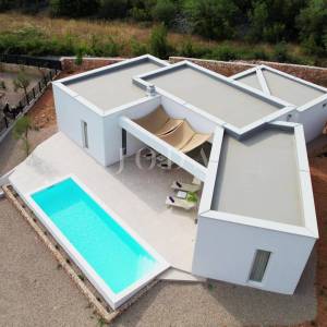 Prizemnica s bazenom i pogledom na more - okolica Krka