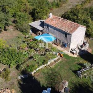Prodaja idilična kuća i imanje u Istri blizu Labina 