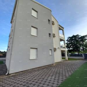 Prodaja namještenog stana s parkirnim mjestom na odličnoj lokaciji, Fažana!