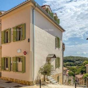 Prodaja prelijepe apartmanske kuće sa tri apartmana u centru, Vrsar!