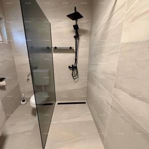 Prodaja - renovirana kuća na odličnoj lokaciji s dva apartmana i predivnim pogledom , Medulin!