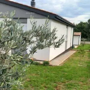 Prodaja-  šarmantna samostojeća kuća u mirnom mjestu Marčana, nedaleko od mora – idealna za odmor i uživanje!