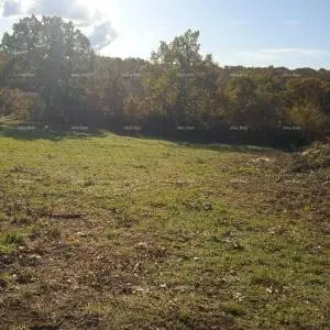 Prodaje se  građevinsko zemljište na mirnoj lokaciji, Kaštel