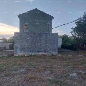Prodaje se kamena kuća s bunarom – blizina Barbana