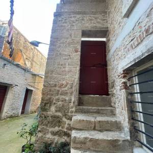 Prodaje se kamena kuća za renovaciju u srcu Vodnjana