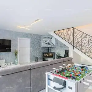 Prodaje se prekrasna i moderna villa sa bazenom u malom istarskom selu