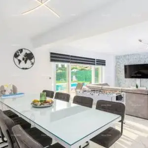 Prodaje se prekrasna i moderna villa sa bazenom u malom istarskom selu