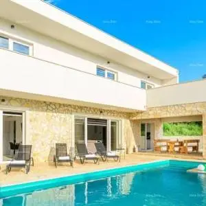 Prodaje se prekrasna i moderna villa sa bazenom u malom istarskom selu