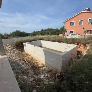 Prodaje se prizemnica sa bazenom- trenutno roh bau faza, Sveti Petar u Šumi- blizina Pazina!