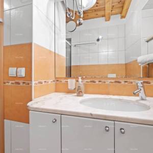 Prodaje se renovirana istarska kuća s bazenom – Kanfanar, 208 m², dva objekta