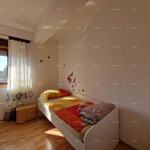 Prodaje se samostojeća prizemnica sa dva stana, 181 m2,  Banjole