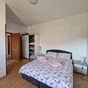Prodaje se samostojeća prizemnica sa dva stana, 181 m2,  Banjole